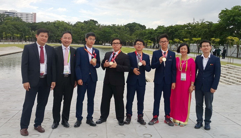 Các học sinh đội tuyển Olympic Hóa học Việt Nam chụp ảnh cùng các thầy cô giáo