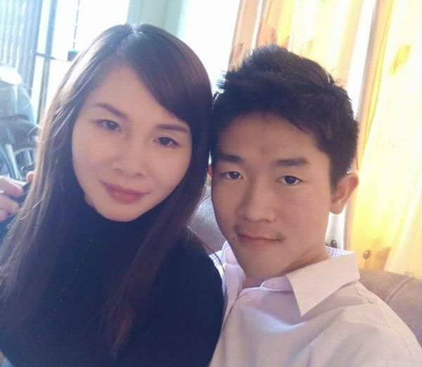 Hoàng Hữu Quốc Huy chụp ảnh cùng mẹ