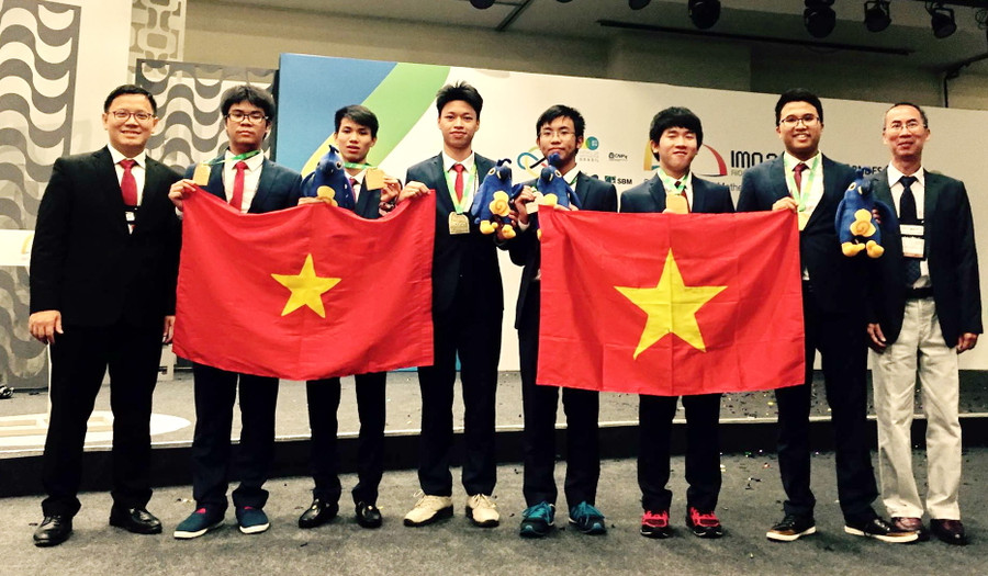 Thầy Lê Anh Vinh (trái) và thầy Lê Bá Khánh Trình (phải) chụp ảnh cùng đội tuyển Olympic Toán học