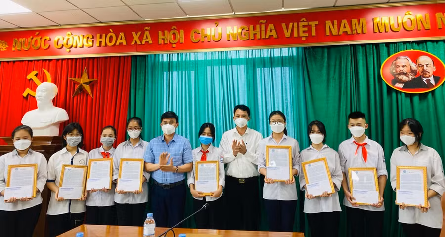 Phòng GD&ĐT khen thưởng học sinh có video clip nói tiếng Anh xuất sắc. 