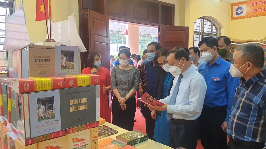 Ông Mai Sơn - Phó Chủ tịch Thường trực UBND tỉnh Bắc Giang thăm quan gian hàng trưng bày sách.