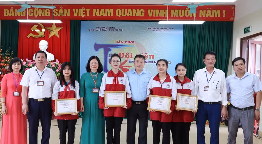 Các đại biểu chụp ảnh lưu niệm với các đội thi đạt giải Sân chơi Tài - Trí đội viên.