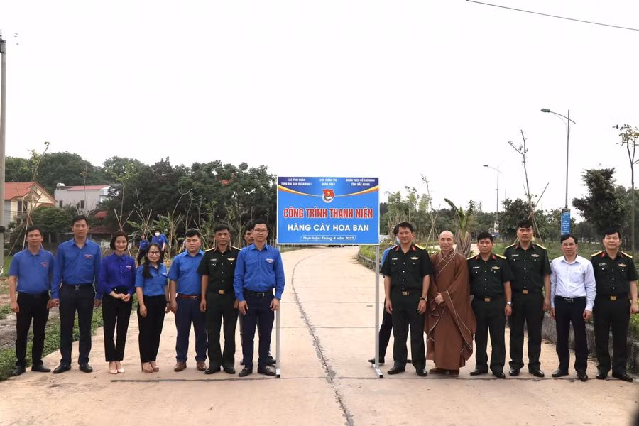 Các đại biểu khánh thành công trình thanh niên "Hàng cây hoa ban" tại chùa Vĩnh Nghiêm.