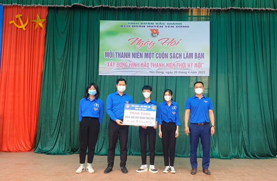 Trao tặng sách báo cho học sinh.