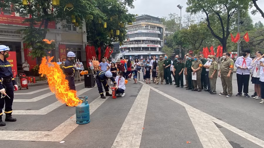 Hướng dẫn học sinh sử dụng bình chữa cháy.
