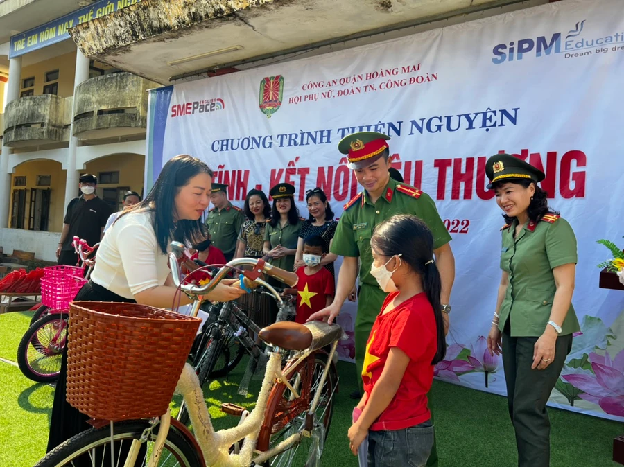 Đoàn công tác tặng quà cho học sinh có hoàn cảnh khó khăn.