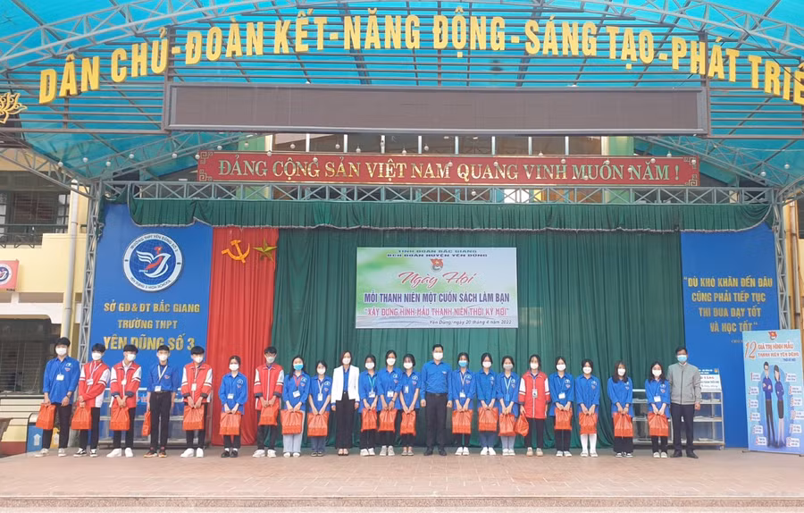 Ban tổ chức trao quà, sách báo cho học sinh.