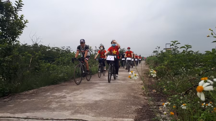 Hành trình du khách đạp xe qua khu bãi giữa sông Hồng ven đê (Ảnh: Báo TT).