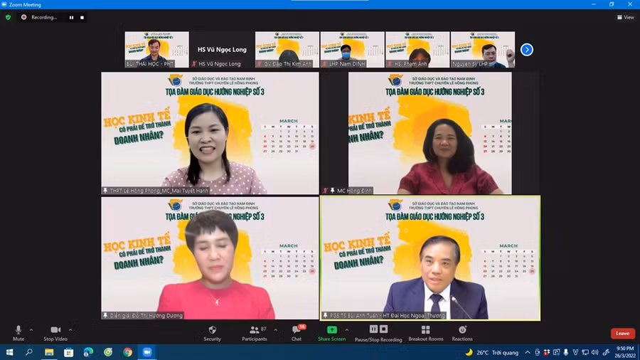 Chuyên gia tư vấn hướng nghiệp cho học sinh Trường THPT Chuyên Lê Hồng Phong (Nam Định).