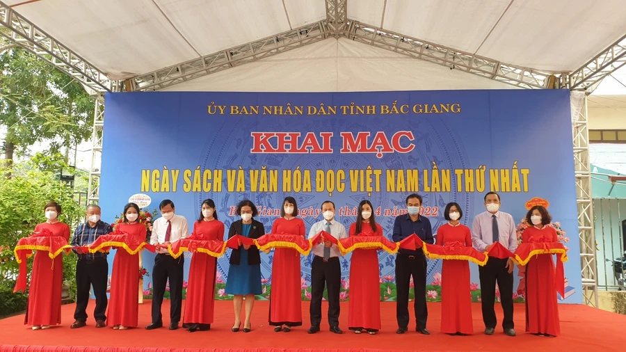 Ông Mai Sơn - Phó Chủ tịch Thường trực UBND tỉnh Bắc Giang (thứ 6) cắt băng khai mạc.