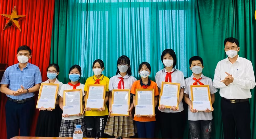 Lãnh đạo Phòng GD&amp;ĐT thành phố Bắc Giang trao thư khen và phần thưởng cho học sinh.