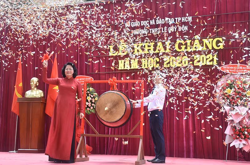 Phó Chủ tịch nước Đặng Thị Ngọc Thịnh đánh trống khai giảng năm học mới 2020-2021.