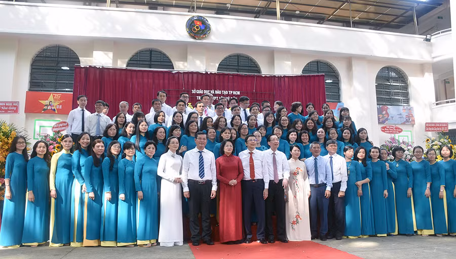 Phó Chủ tịch nước Đặng Thị Ngọc Thịnh, Thứ trưởng Bộ GD&amp;ĐT Nguyễn Văn Phúc, Phó chủ tịch UBND TPHCM Lê Thanh Liêm... chụp ảnh lưu niệm cùng tập thể sư phạm Trường THPT Lê Quý Đôn.