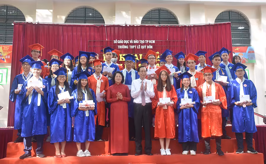 Phó Chủ tịch nước Đặng Thị Ngọc Thịnh và Phó chủ tịch UBND TPHCM Lê Thanh Liêm trao học bổng cho các em học sinh.