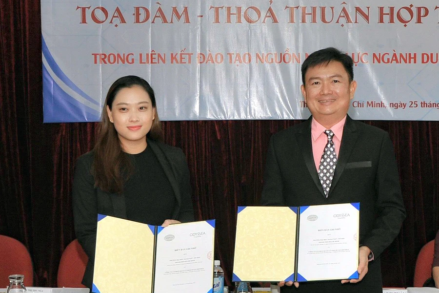 Đại diện HUFLIT ký kết thỏa thuận hợp tác với các doanh nghiệp lữ hành, khách sạn tại sự kiện. Ảnh: C.Chương.