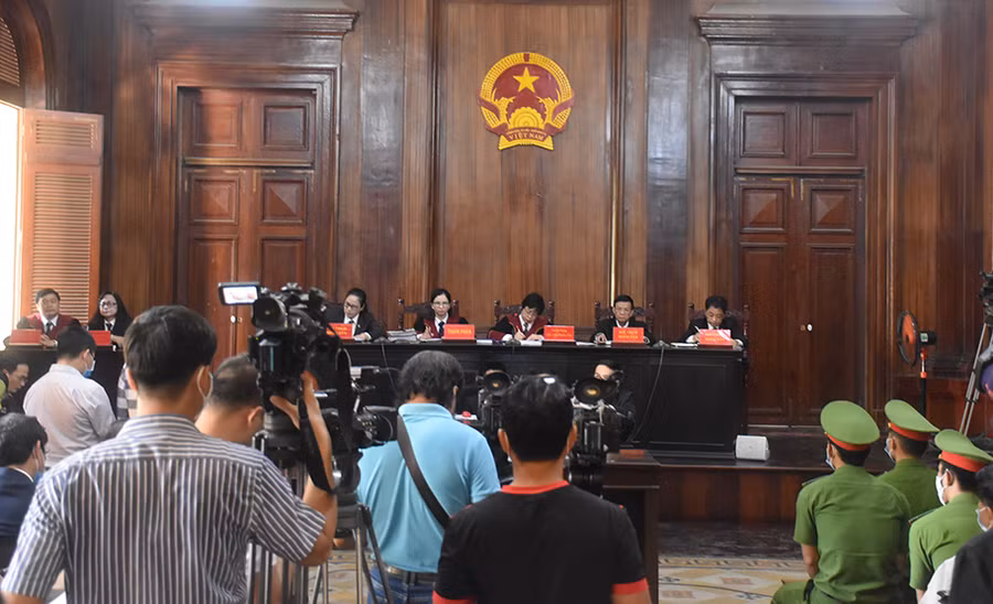 Quang cảnh phiên tòa, sáng 16/9.