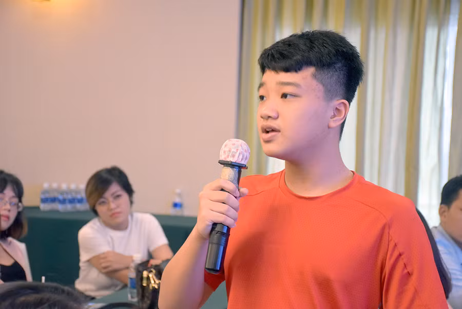 Tác giả Nguyễn Khang Thịnh (HS lớp 7) chia sẻ: Trong thời gian chờ mẹ, em đã nảy sinh ra ý định viết tác phẩm “Nhật ký của nhóc Alvin siêu quậy”.