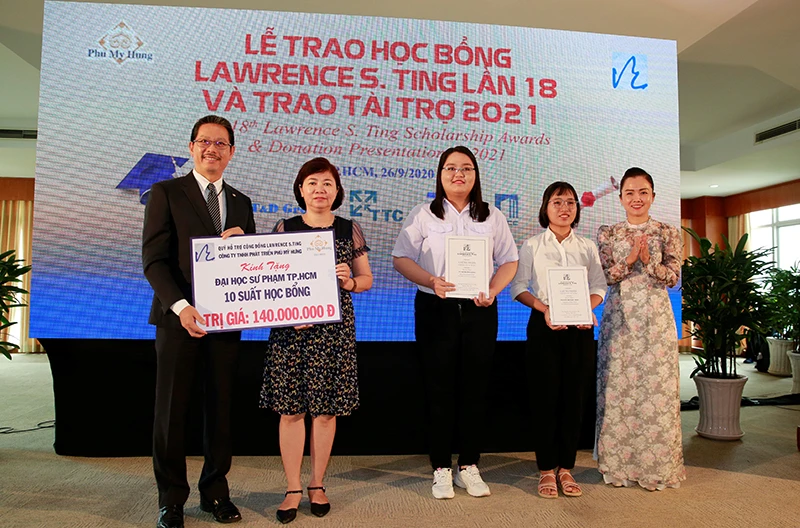 Ban tổ chức trao học bổng Lawrence S. Ting 2020 cho SV và đại diện Trường ĐH Sư phạm TPHCM.