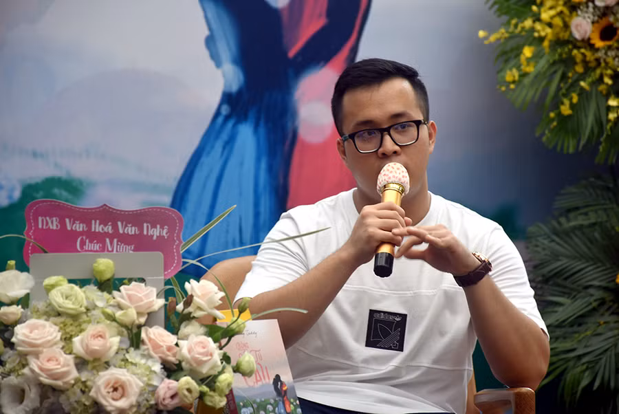 Tác giả Khương Teddy tại buổi giao lưu, ra mắt sách.