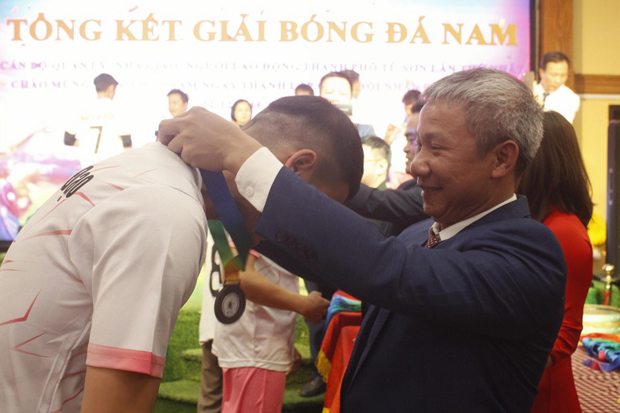 Ông Nguyễn Văn Dũng - Trưởng phòng GD&amp;ĐT TP Từ Sơn chúc mừng và trao huy chương cho các cầu thủ.