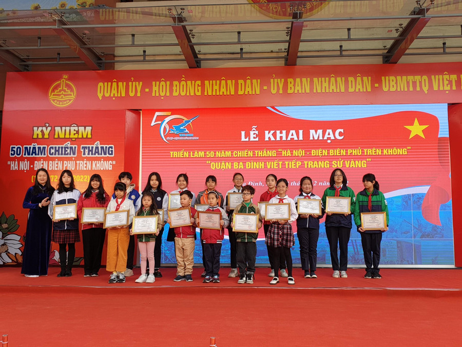 Bà Phạm Thị Diễm - Phó Chủ tịch UBND quận Ba Đình trao giải cho học sinh đạt giải Cuộc thi vẽ tranh “Hà Nội - Điện Biên Phủ trên không”. Bà Phạm Thị Diễm - Phó Chủ tịch UBND quận Ba Đình trao giải cho học sinh đạt giải Cuộc thi vẽ tranh “Hà Nội - Điện Biên Phủ trên không”.