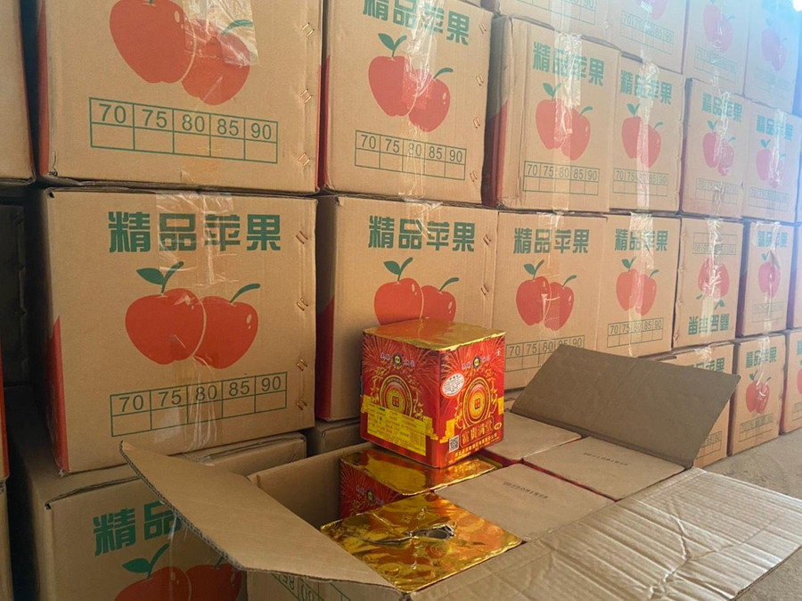 Pháo nổ ngụy trang trong thùng hoa quả. Pháo nổ ngụy trang trong thùng hoa quả.