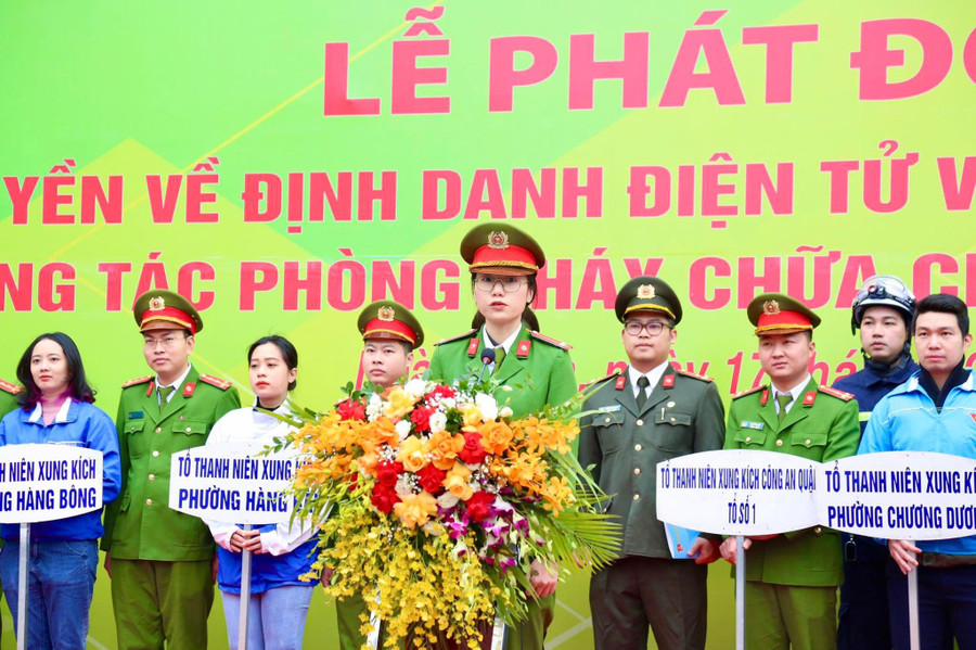 Tổ xung kích hướng dẫn người dân cài đặt sử dụng ứng dụng VNeID. Tổ xung kích hướng dẫn người dân cài đặt sử dụng ứng dụng VNeID.