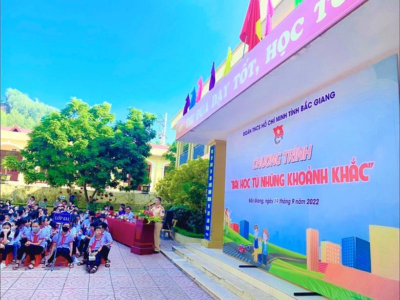 Chương trình bài học từ những khoảnh khắc tại trường THCS Song Mai.