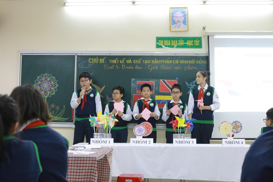 Các nhóm học sinh lớp 6A3 thuyết minh sản phẩm trong tiết học chuyên đề.