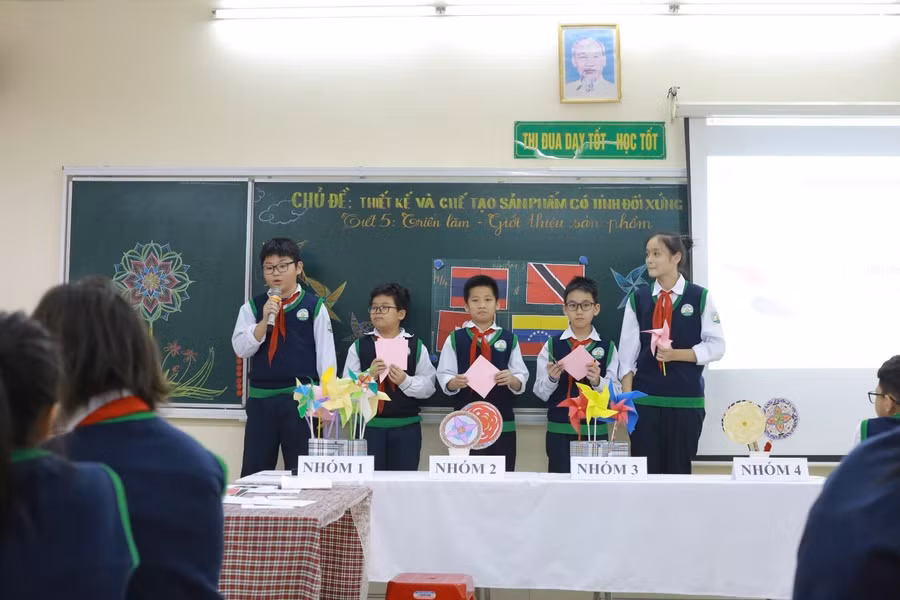 Các nhóm học sinh lớp 6A3 thuyết minh sản phẩm trong tiết học chuyên đề.