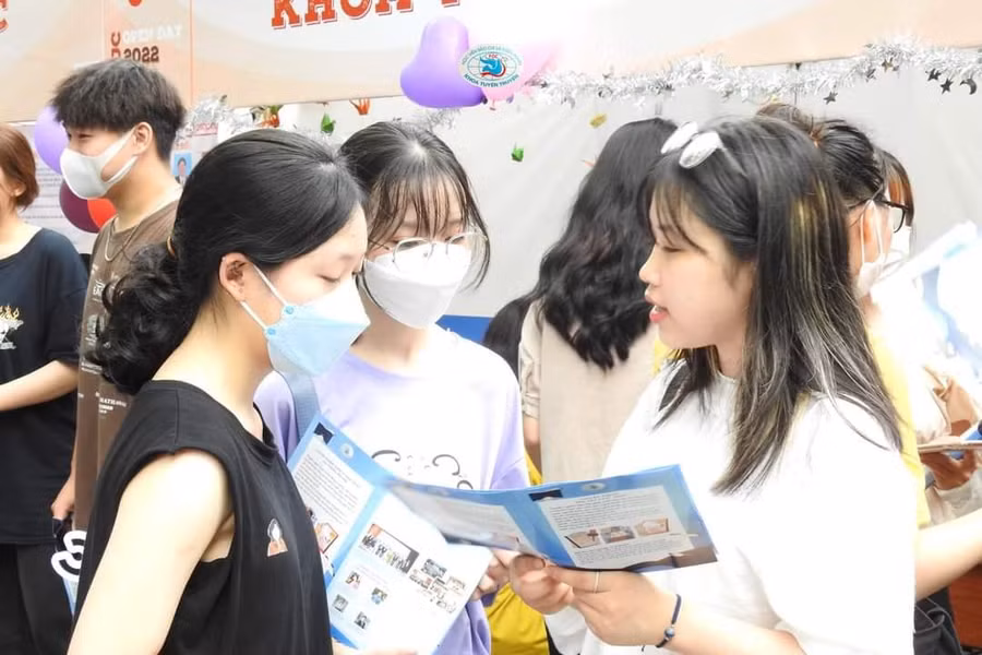 Sinh viên tìm kiếm việc làm trong quý I năm 2024.