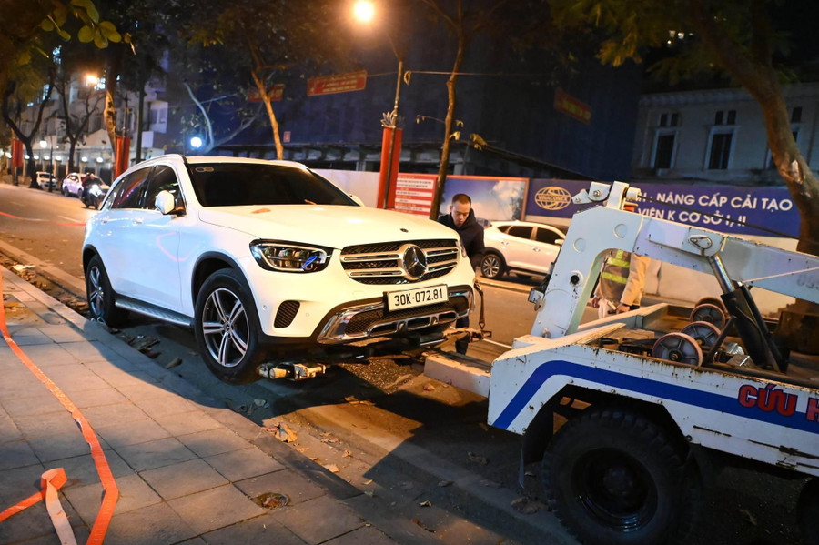 CSGT lập biên bản, tạm giữ phương tiện với lái xe vi phạm nồng độ cồn theo quy định.