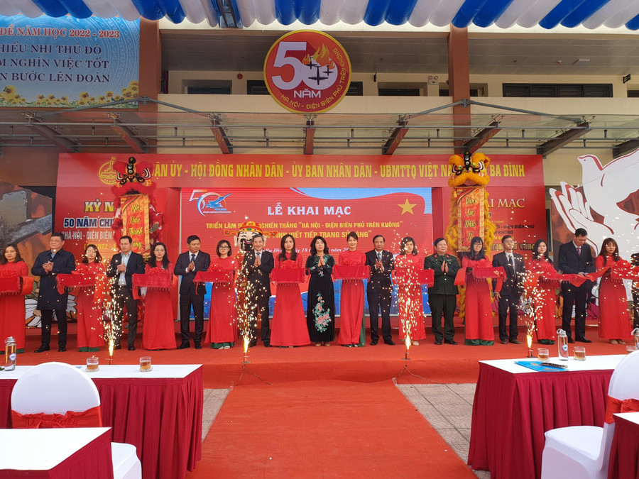 Các đại biểu cắt băng khai mạc triển lãm "50 năm chiến thắng Điện Biên Phủ trên không và quận Ba Đình viết tiếp trang sử vàng". Các đại biểu cắt băng khai mạc triển lãm "50 năm chiến thắng Điện Biên Phủ trên không và quận Ba Đình viết tiếp trang sử vàng".