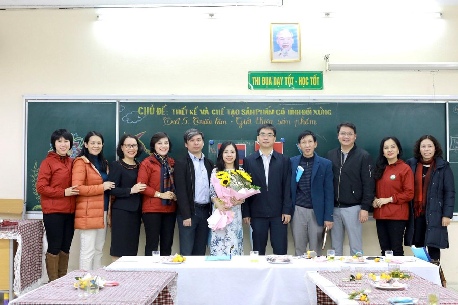 Thầy cô giáo đến dự và chúc mừng bài giảng của cô Lê Hoàng Vi tại buổi sinh hoạt chuyên đề.