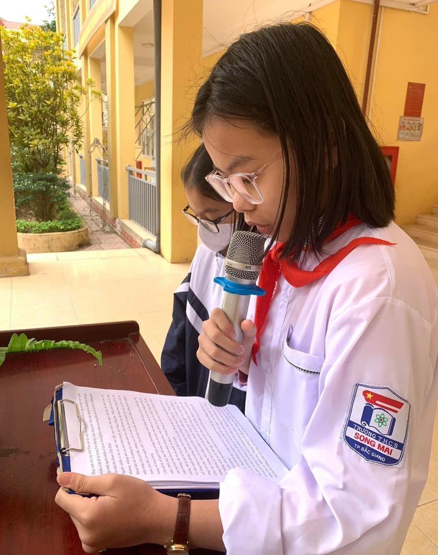 Học sinh Trường THCS Song Mai thực hiện chương trình phát thanh măng non.