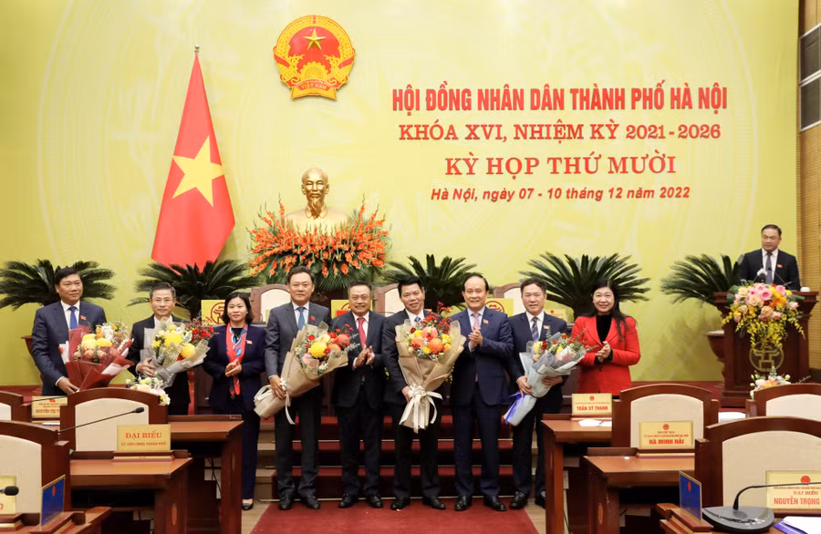 Lãnh đạo TP Hà Nội tặng hoa, chúc mừng các đồng chí nhận nhiệm vụ mới.