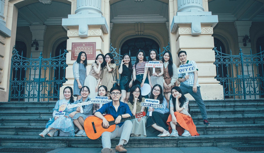 Thạc sĩ Hà Quang Huy (bên phải, hàng đầu tiên) cùng học viên của mình.