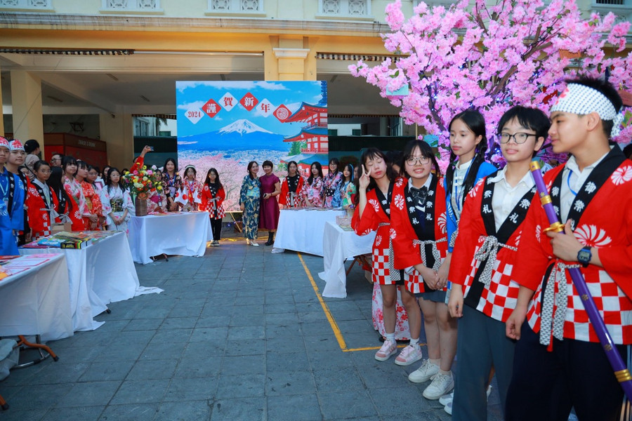 Học sinh trưng bày, giới thiệu các không gian văn hoá: Đức, Nhật, Hàn, Pháp... và không gian Tết dân tộc
