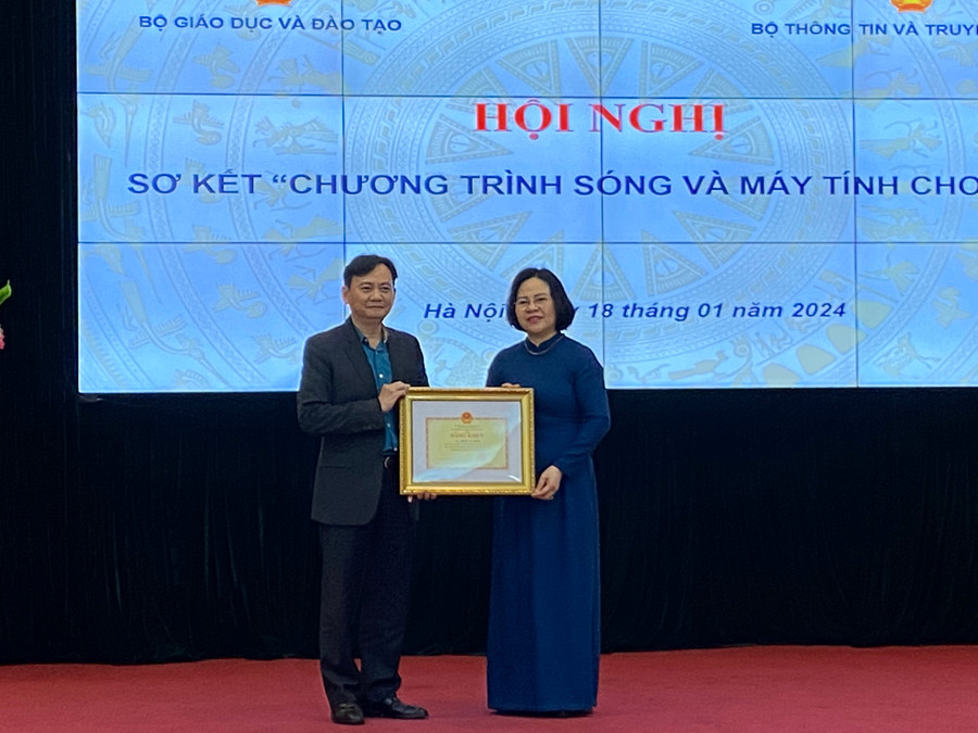 Thứ trưởng Ngô Thị Minh trao bằng khen của Bộ trưởng cho ông Phạm Văn Sinh - Phó Vụ trưởng Vụ Cơ sở vật chất. Ảnh Ngô Chuyên. Thứ trưởng Ngô Thị Minh trao bằng khen của Bộ trưởng cho ông Phạm Văn Sinh - Phó Vụ trưởng Vụ Cơ sở vật chất. Ảnh Ngô Chuyên.