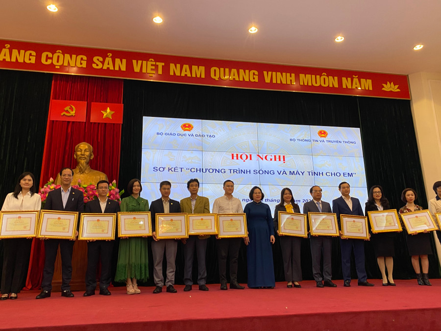 Thay mặt Bộ trưởng Bộ GD&ĐT, Thứ trưởng Ngô Thị Minh tặng Bằng khen cho 20 tập thể, 19 cá nhân. Ảnh: Ngô Chuyên. Thay mặt Bộ trưởng Bộ GD&ĐT, Thứ trưởng Ngô Thị Minh tặng Bằng khen cho 20 tập thể, 19 cá nhân. Ảnh: Ngô Chuyên.