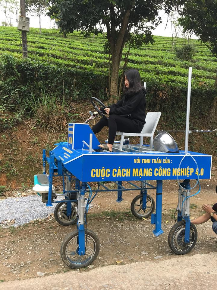 Chiếc máy được thử nghiệm tại các đồi chè ở Sơn Dương Chiếc máy được thử nghiệm tại các đồi chè ở Sơn Dương
