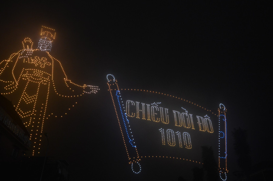 Hình ảnh tại buổi bay tổng duyệt màn trình diễn ánh sáng nghệ thuật.