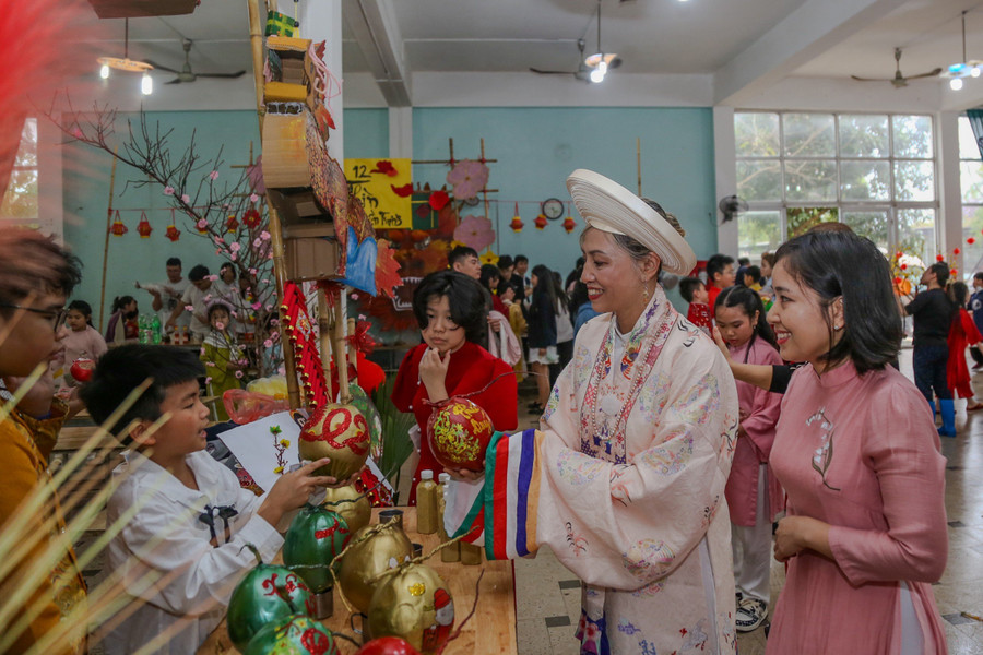 Sản phẩm trái dừa Tết được học sinh trang trí đẹp mắt.