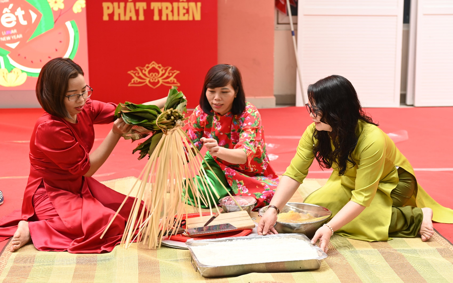 Hoạt động gói bánh chưng tại ngày hội. Hoạt động gói bánh chưng tại ngày hội.