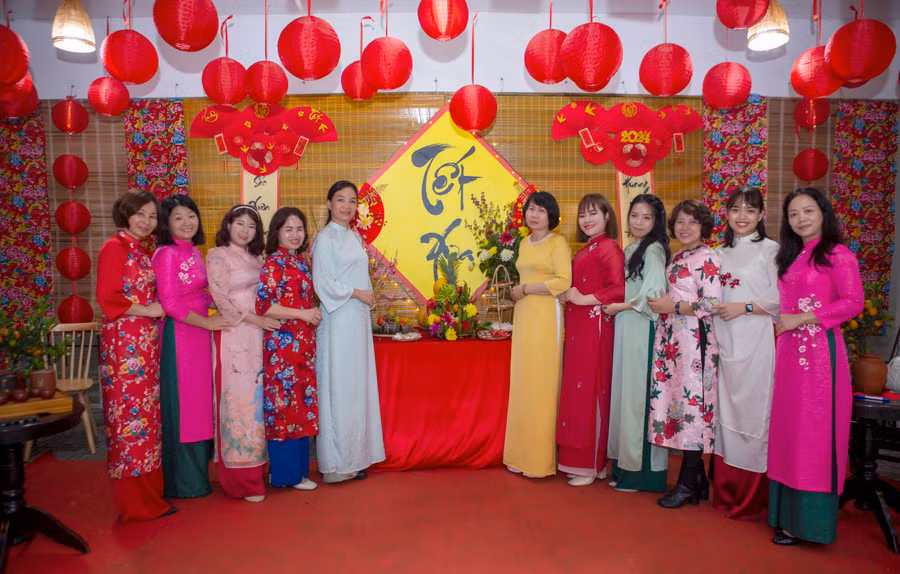 Giáo viên Trường Tiểu học Dịch Vọng A tại hội chợ Xuân.