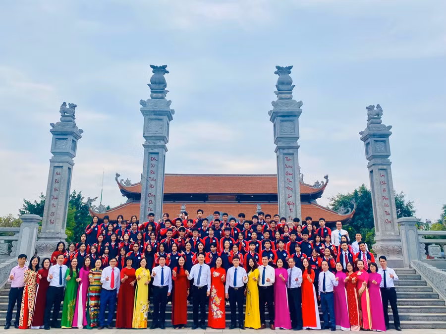 Lãnh đạo Phòng GDĐT TP Bắc Giang chụp ảnh lưu niệm cùng giáo viên, học sinh tham dự kì thi chọn HSG năm học 2023 - 2024.