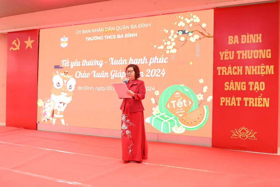 Cô Đặng Thị Ngọc Hường - Hiệu trưởng Trường THCS Ba Đình chúc Tết tại chương trình. Cô Đặng Thị Ngọc Hường - Hiệu trưởng Trường THCS Ba Đình chúc Tết tại chương trình.