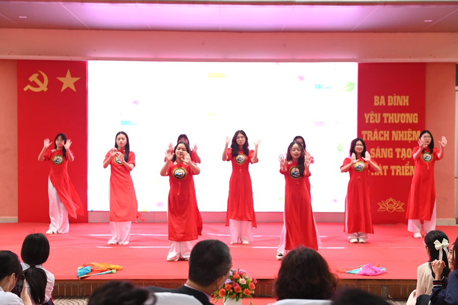 Gala văn nghệ tại Chương trình “Tết yêu thương – Xuân hạnh phúc” của học sinh Trường THCS Ba Đình. Gala văn nghệ tại Chương trình “Tết yêu thương – Xuân hạnh phúc” của học sinh Trường THCS Ba Đình.