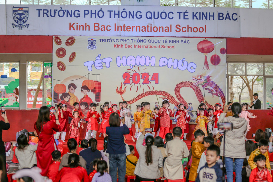 Sôi động với các tiết mục văn nghệ.