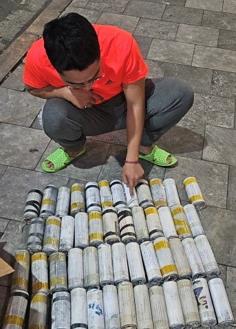 Nguyễn Anh Tuấn và tang vật. Nguyễn Anh Tuấn và tang vật.